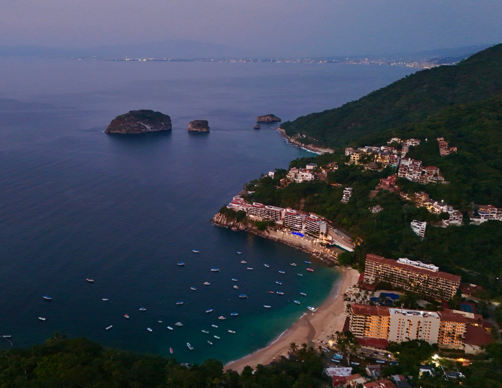 Playa y comunidad de Mismaloya